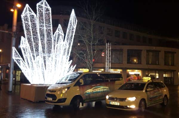 Taxi Fahrzeuge aus Schwerin auf dem Weihnachtsmarkt vor Lichtskulptur Taxi Fahrzeuge aus Schwerin auf dem Weihnachtsmarkt vor Lichtskulptur