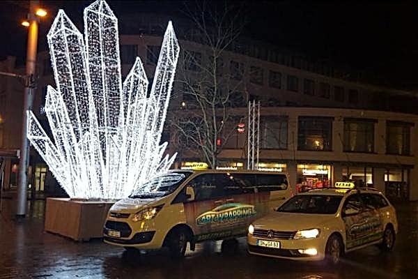 Taxi Fahrzeuge aus Schwerin auf dem Weihnachtsmarkt vor Lichtskulptur